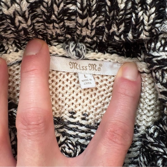 Miss Me Rare Bohemian Southwestern Navajo Fringe Turtleneck Sweater Size M/L - Picture 11 of 12